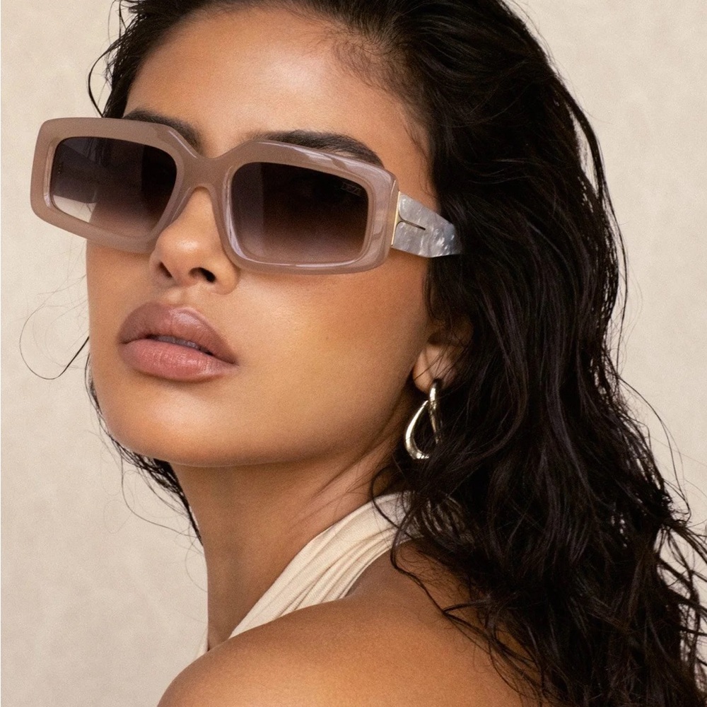 DEZI READ THE ROOM SUNGLASSES IN NAKED PEARL / SMOKE FADED